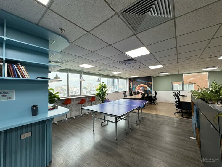 Tòa Việt Á, 9 Duy Tân - cho thuê văn phòng 300m2, 7 tầng, 2 toilet, hướng Đông 